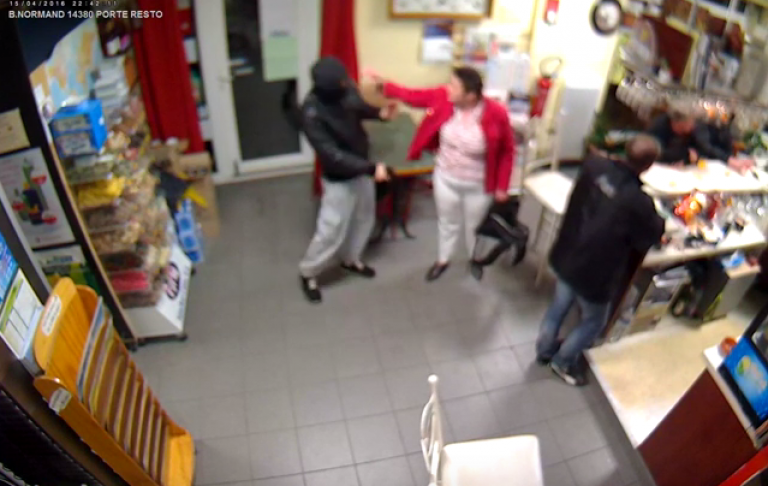 Vidéo : la mamie chasse le braqueur