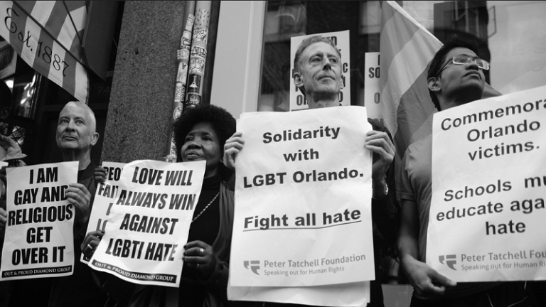Omar Mateen sur son Smartphone pendant la fusillade