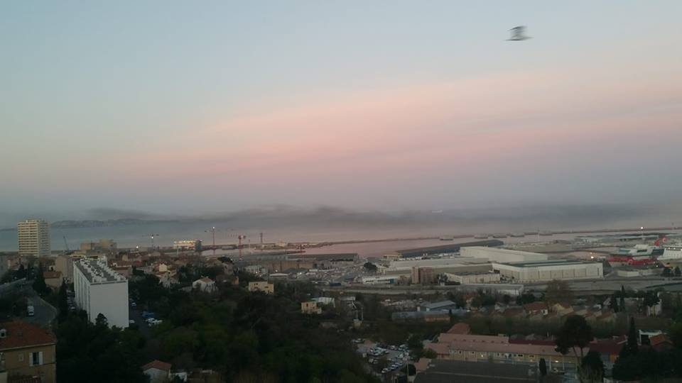Marseille avec un ciel pollué