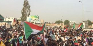 Des manifestants soudanais lors d'un sit-in à Khartoum