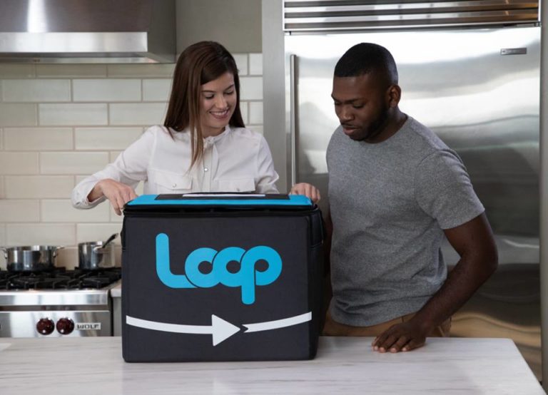 Deux agents de Loop dans le cadre d'une publicité