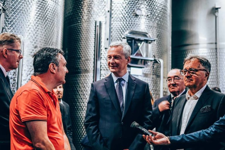Le Ministre Bruno Le Maire visitant une usine en Corse, en juin 2018