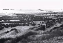 Des soldats alliés débarquant sur une plage de Normandie