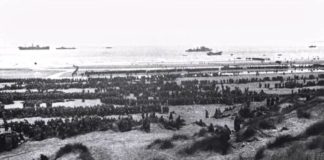 Des soldats alliés débarquant sur une plage de Normandie