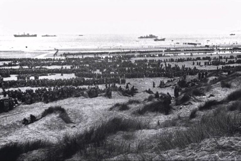 Des soldats alliés débarquant sur une plage de Normandie