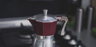 Machine à café sur une cuisinière