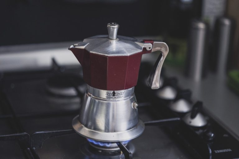 Machine à café sur une cuisinière