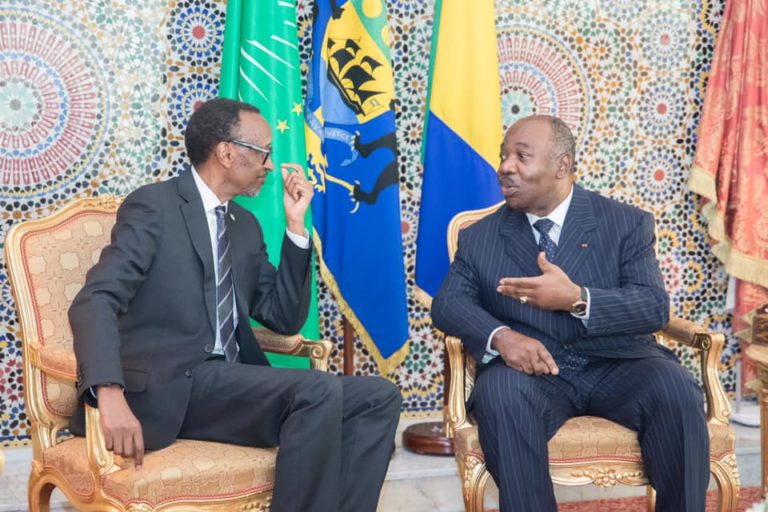 Le président rwandais Paul Kagamé en discussion avec son homologue gabonais Ali Bongo, lors de sa visite à Libreville le lundi 10 juin 2019
