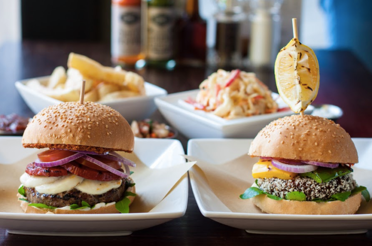 Des burgers cuisinés par Deliveroo