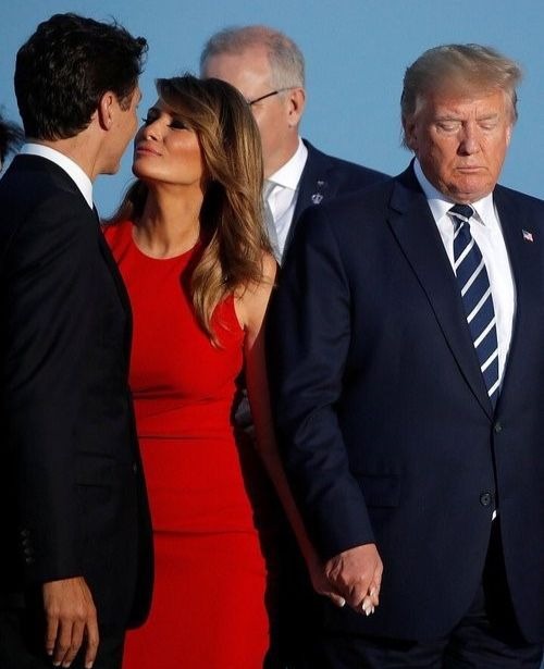 La First lady américaine semble donner un baiser langoureux au Premier Ministre canadienne lors de la photo de famille du G7 en France