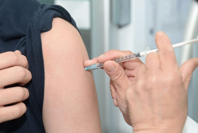 Un enfant se faisant vacciner