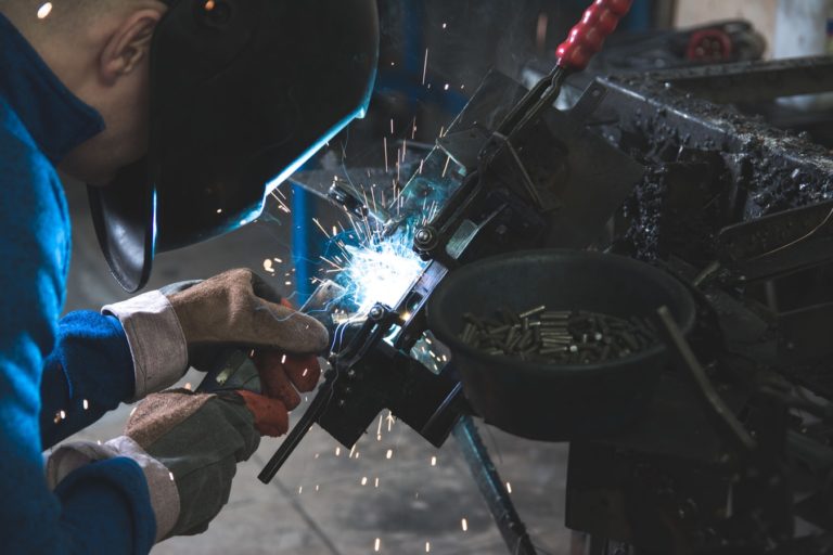Un ouvrier dans une usine de montage
