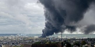 De la fumée s'élévant au-dessus de l'usine de Lubrizol, le jeudi 26 septembre 2019