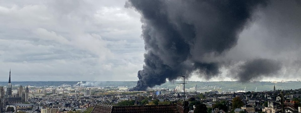 De la fumée s'élévant au-dessus de l'usine de Lubrizol, le jeudi 26 septembre 2019