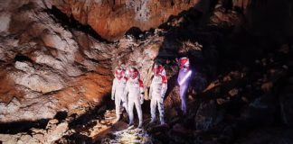 Des candidats astronautes dans la grotte près de Bilbao, en Espagne