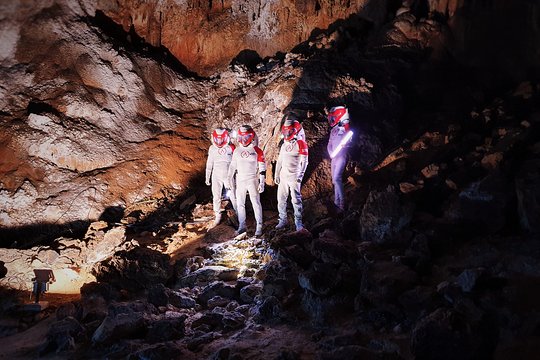 Des candidats astronautes dans la grotte près de Bilbao, en Espagne