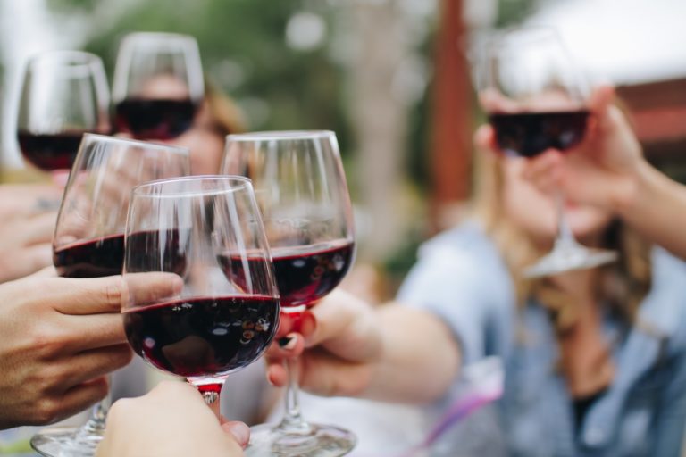 Des personnes levant leurs coupes de vin