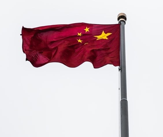Un drapeau chinois flottant au vent.