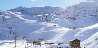 Une station de ski en hiver.