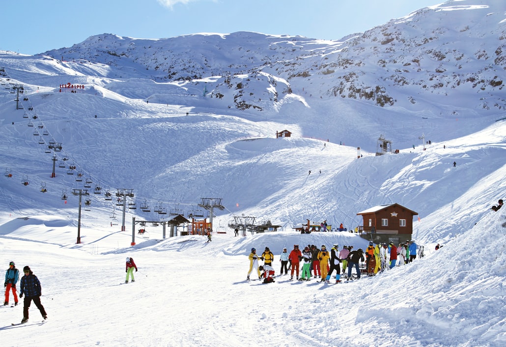 Une station de ski en hiver.