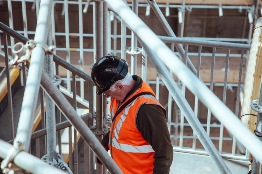 Un ouvrier du bâtiment sur un chantier.