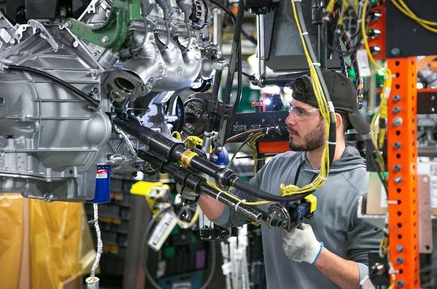 Un employé de General Motors dans un atelier de montage et d'assemblage de véhicules de la marque.
