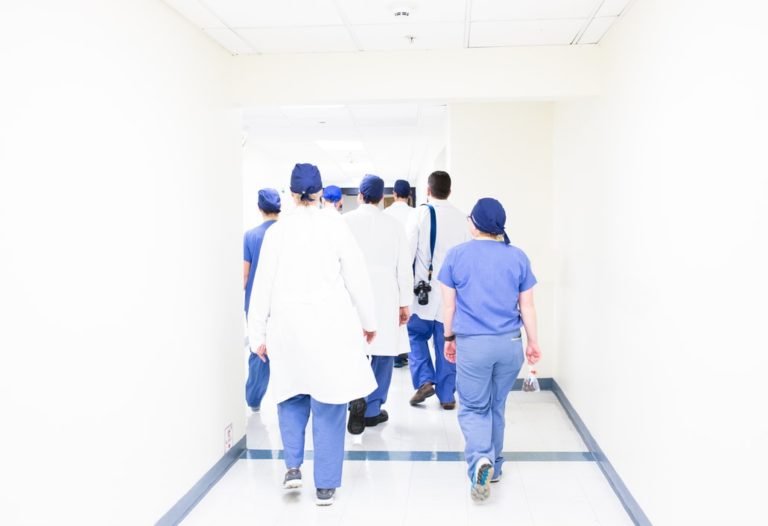 Des medecins dans un couloir d'hôpital.
