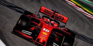 Charles Leclerc sur un circuit avec sa Ferrari.