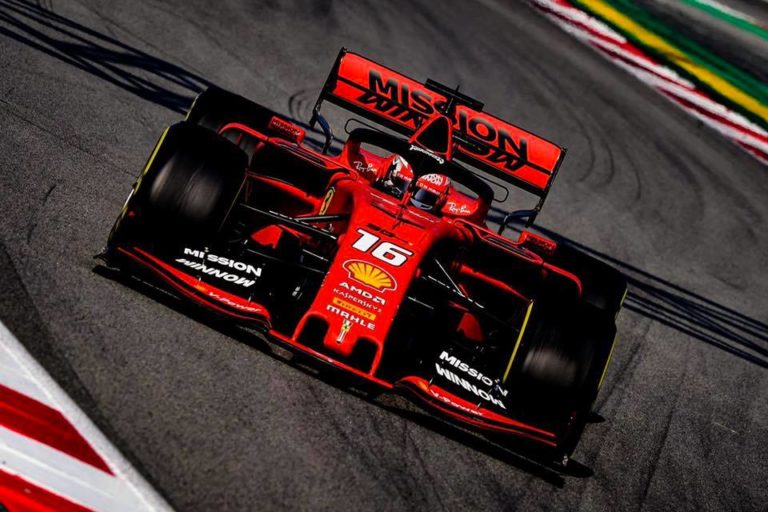 Charles Leclerc sur un circuit avec sa Ferrari.