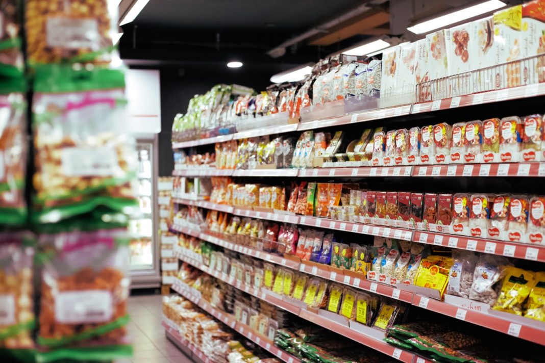 Un rayon de produits alimentaires dans un hypermarché.