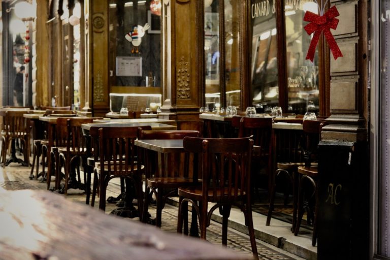 Un restaurant à Paris.