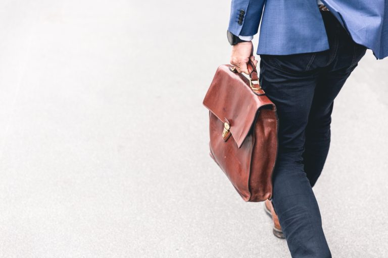 Un travailleur transportant un sac.