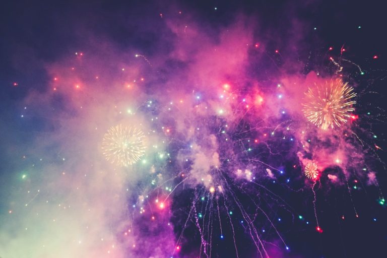 Un feu d'artifice très coloré.