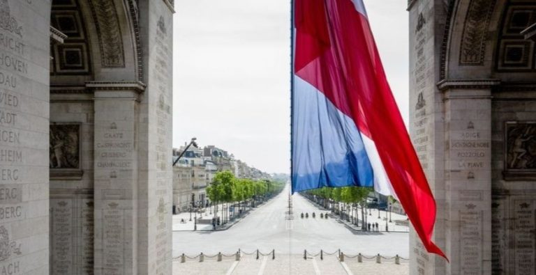 Un drapeau français à l'Elysée.