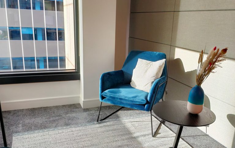 Du mobilier dans un appartement.