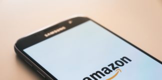 Un smartphone affichant le logo d'Amazon.