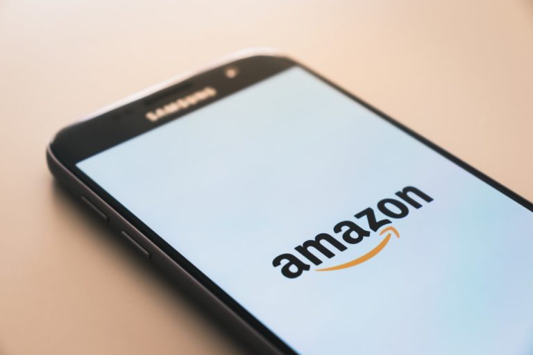 Un smartphone affichant le logo d'Amazon.