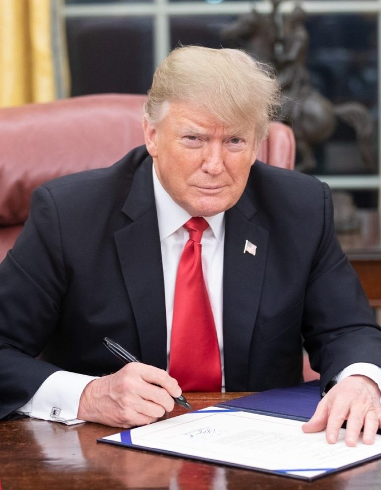 Le président américain Donald Trump dans son Bureau ovale.