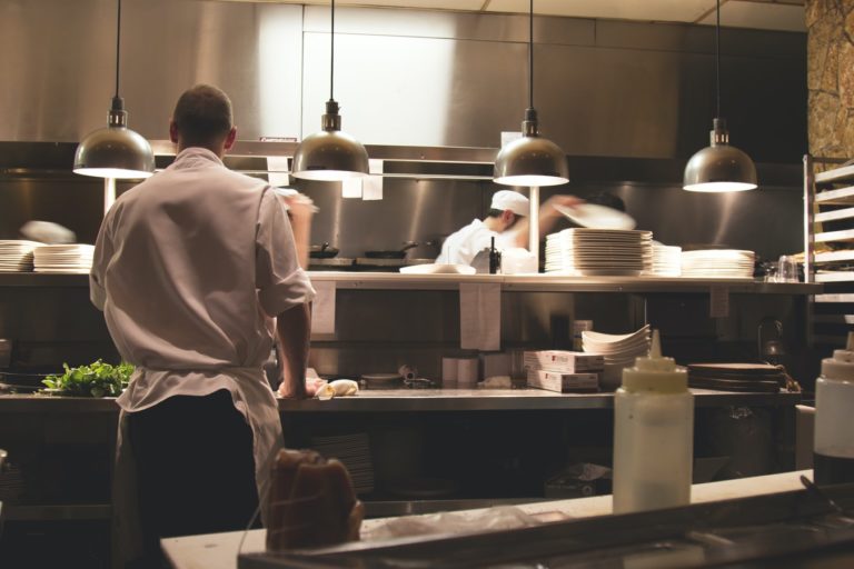Des chefs en cuisine.