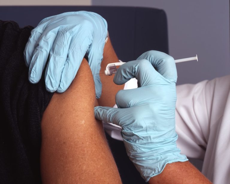 Une personne se faisant vacciner.