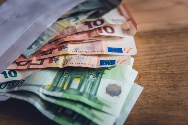 Des billets d'euros.