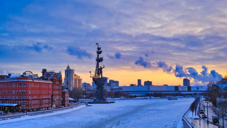 Une vue de Moscou sous la neige.