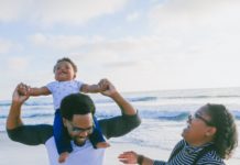 Une famille d'afro-américain à la plage.