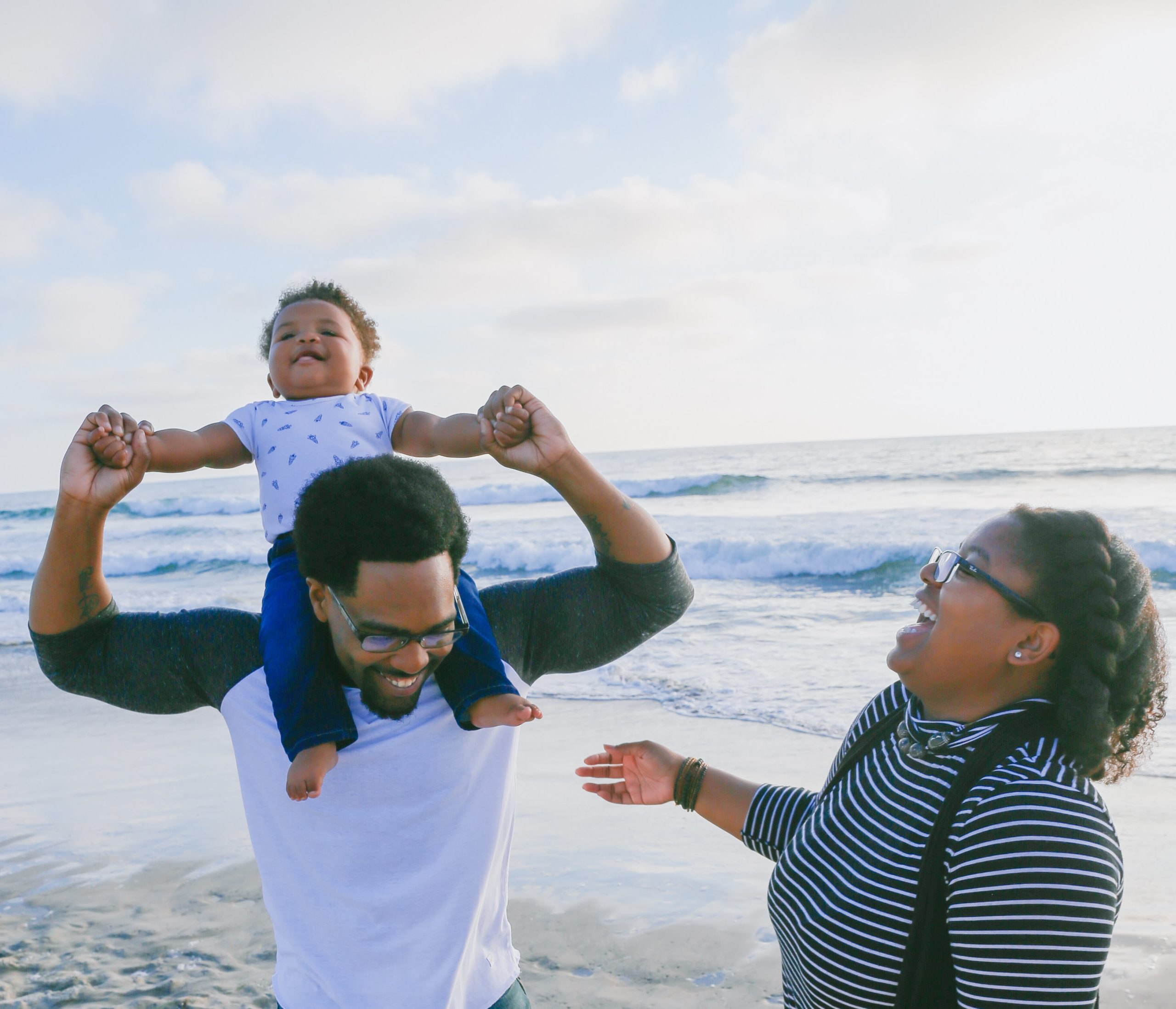 Une famille d'afro-américain à la plage.