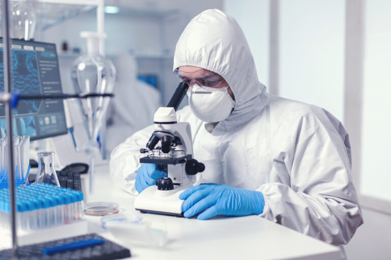 Un biologiste dans son laboratoire.