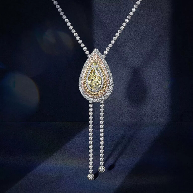 Un collier de la collection Metamorphosis de De Beers.