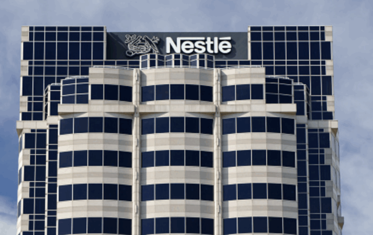 Nestlé : l’État accusé d’avoir édulcoré un rapport sanitaire